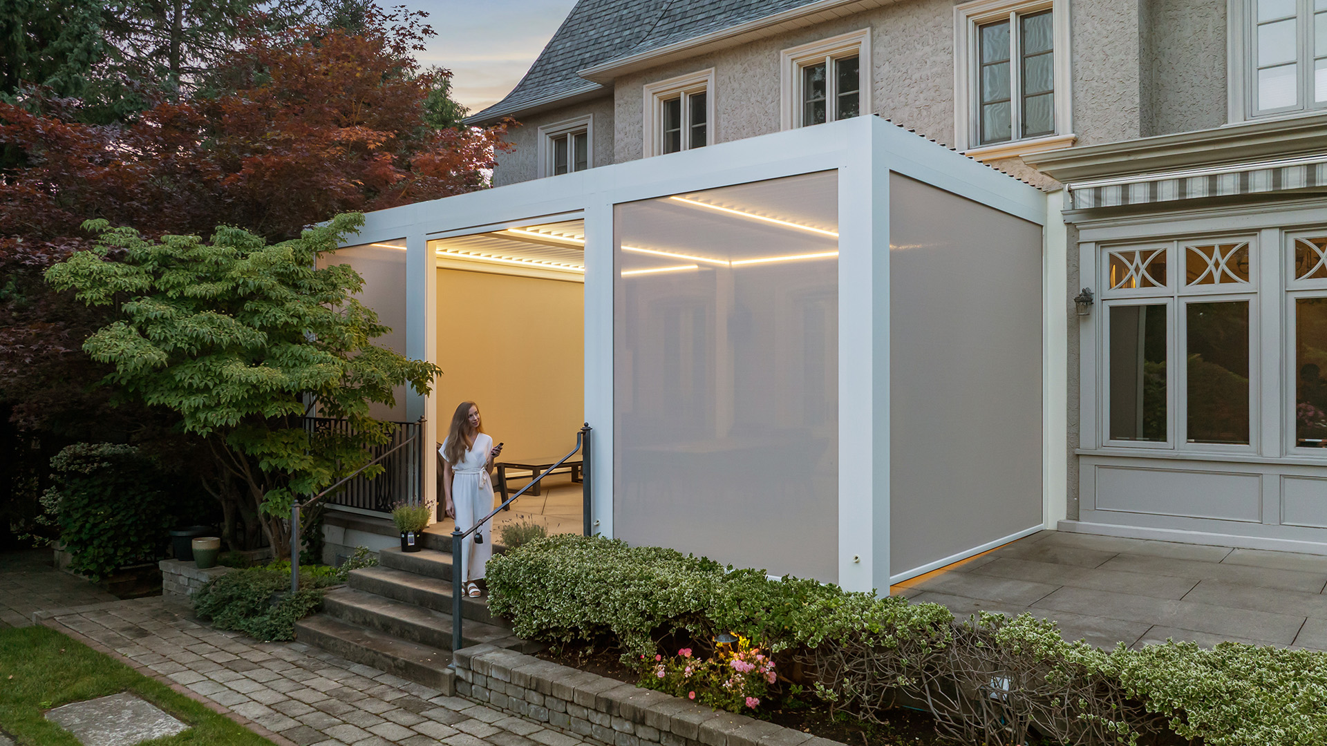Attached garden pergola with a retractable side screen for shade, privacy, and wind protection.